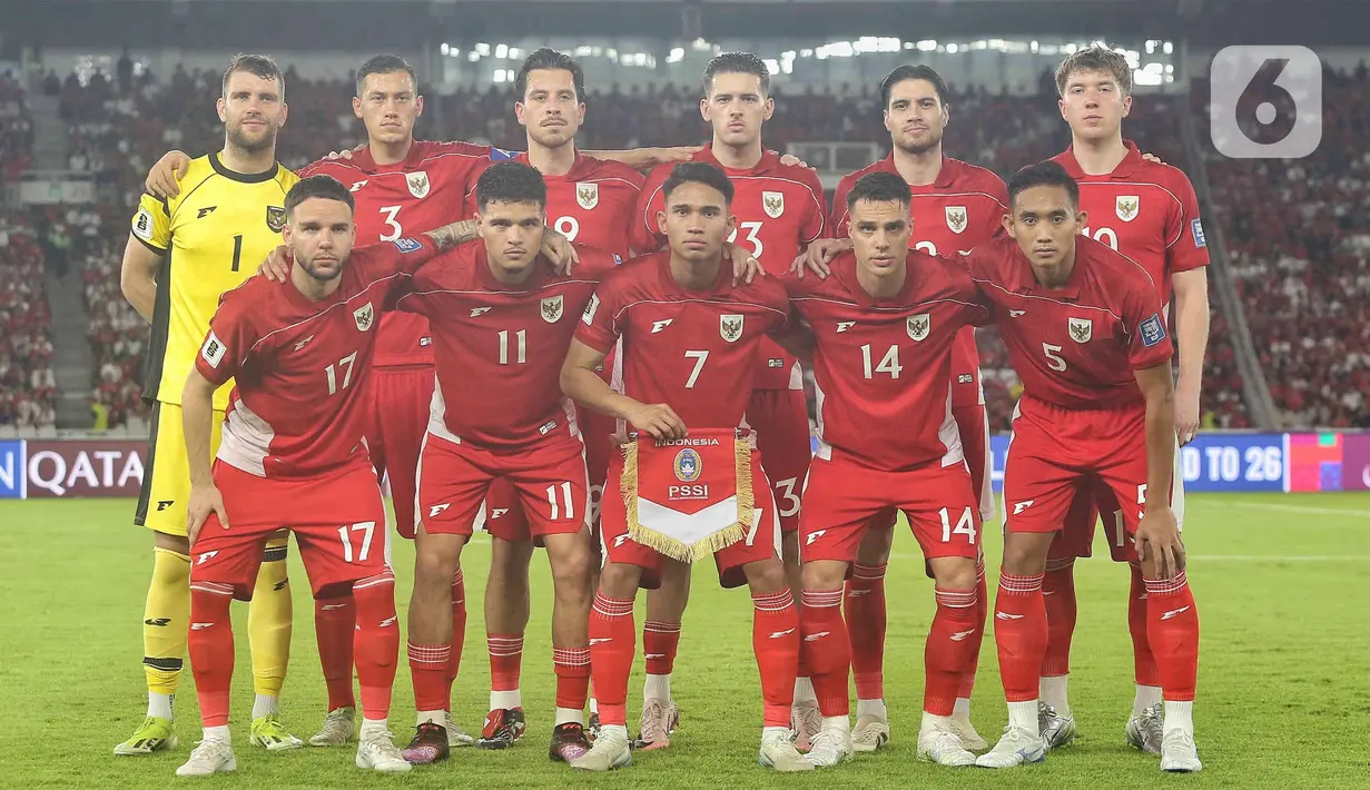 Pemain timnas Indonesia berfoto bersama sebelum melawan Bahrain pada pertandingan kedelapan Grup C putaran ketiga kualifikasi Piala Dunia 2026 zona Asia di Stadion Utama Gelora Bung Karno, Selasa (25/3/2025). (Liputan6.com/Angga Yuniar)