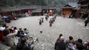 Wisatawan menyaksikan pertunjukan tari di Desa Langde kelompok etnis Miao di wilayah Leishan, Prefektur Otonom Etnis Miao dan Dong Qiandongnan, Provinsi Guizhou, China barat daya, pada 16 November 2020. (Xinhua/Liu Xu)