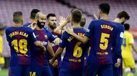 Para pemain Barcelona merayakan gol ke gawang Las Palmas pada laga La Liga di Stadion Camp Nou, Barcelona, Minggu (1/10/2017). (AFP/Jose Jordan)