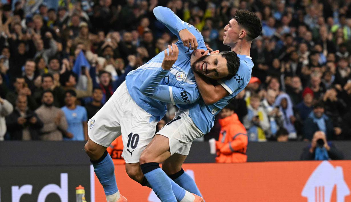 Di menit ke-57, Phil Foden kembali mencatatkan namanya di papan skor usai menerima umpan pendek Reijnders. Tampak dalam foto, gelandang Manchester City asal Prancis, Rayan Cherki bersama gelandang Manchester City asal Inggris, Phil Foden merayakan gol setelah mencetak gol untuk timnya dalam pertandingan lanjutan fase liga Liga Champions 2025/2026 antara Manchester City dan Borussia Dortmund di Stadion Etihad, Manchester, Inggris barat laut, pada 5 November 2025 waktu setempat atau Kamis (6/11) dini hari WIB. (Oli SCARFF/AFP)