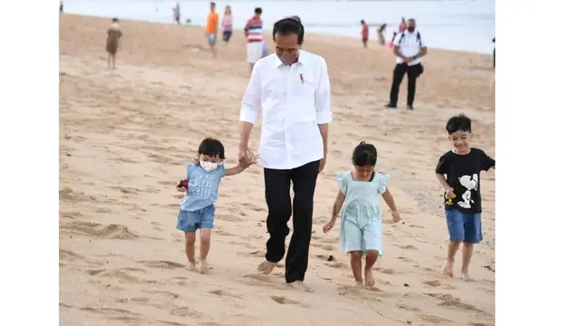 6 Momen Jokowi Libur Lebaran Bareng Cucu, Lepas Penat di Pantai Bali