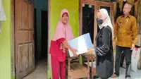 Owner Obim Cafe Resto Vila Kabupaten Kuningan Jawa Barat memberikan bantuan paket sembako kepada warga sekitar terdampak covid-19. Foto (Liputan6.com / Panji Prayitno)