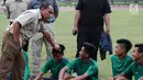 Ketua Umum PSSI, Edy Rahmayadi mengecek penampilan rambut Timnas Indonesia U-16 usai latihan terakhir di Lapangan Atang Sutresna, Jakarta, Kamis (6/7). Timnas U-16 akan berlaga di Piala AFF U-15 Thailand, 9-22 Juli. (Liputan6.com/Helmi Fithriansyah)