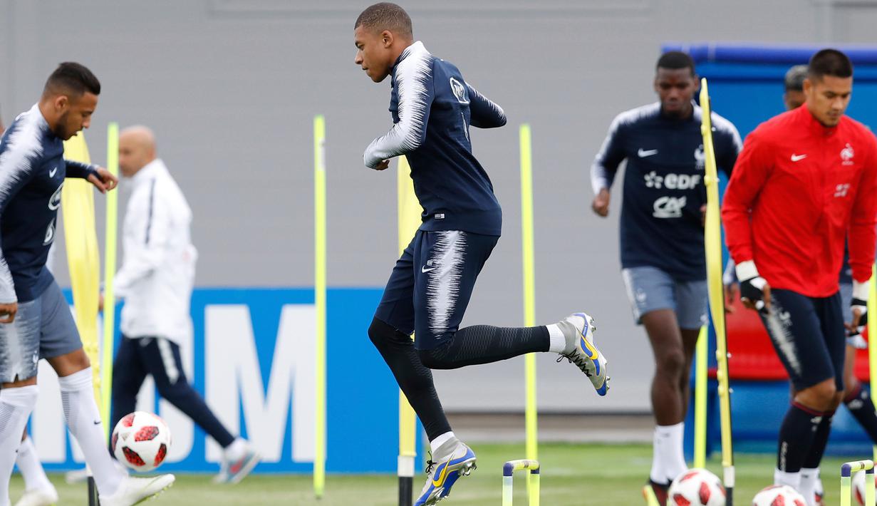 Penyerang timnas Prancis, Kylian Mbappe melompat saat melakukan pemanasan dalam latihan di Glebovets, Rusia, (4/7). Prancis akan bertanding melawan Uruguay pada babak 8 besar Piala Dunia 2018 di Nizhny Novgorod Stadium. (AP Photo/David Vincent)
