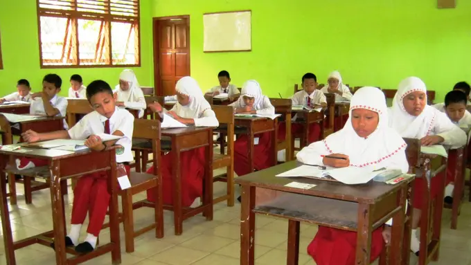 Soal UN SD 2016 Dibagikan, Orang Tua Murid Harap-harap Cemas