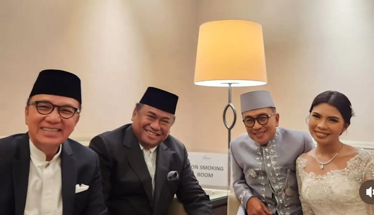 Tantowi Yahya tampil mengenakan setelan jas hitam. Sedangkan, Rahmat Gobel yang didapuk jadi saksi juga mengenakan setelan jas hitamnya. [@tantowiyahya]