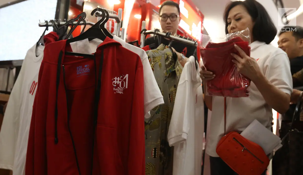 Pengunjung melihat baju produk official merchandise pasangan calon 01 Jokowi-Ma'ruf Amin di FX Sudirman, Jumat (25/1). Berbagai merchandise ditawarkan ke masyarakat, mulai pakaian hingga helm yang bertemakan Jokowi-Ma'ruf. (Liputan6.com/Angga Yuniar)