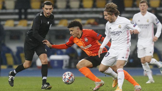 Gelandang Shakhtar Donetsk, Taison berebut bola dengan gelandang Real Madrid, Luka Modric pada matchday kelima Grup B Liga Champions di NSK Olimpiyskiy, Kiev, Rabu (2/12/2020) dini hari WIB. Real Madrid tumbang 0-2 di markas Shakhtar Donetsk. (AP Photo/Efrem Lukatsky)