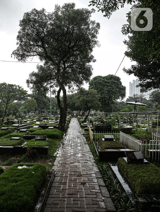 Suasana Tempat Pemakaman Umum (TPU) Karet Bivak, Jakarta, Minggu (27/6/2021). Pemerintah Provinsi DKI Jakarta membatasi aktivitas dan kunjungan ke TPU selama penyesuaian pemberlakuan pembatasan kegiatan masyarakat (PPKM) Mikro. (Liputan6.com/Faizal Fanani)