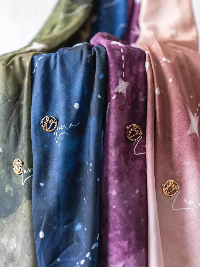 Kisah Wonderland di Sehelai Hijab Buatan Lokal