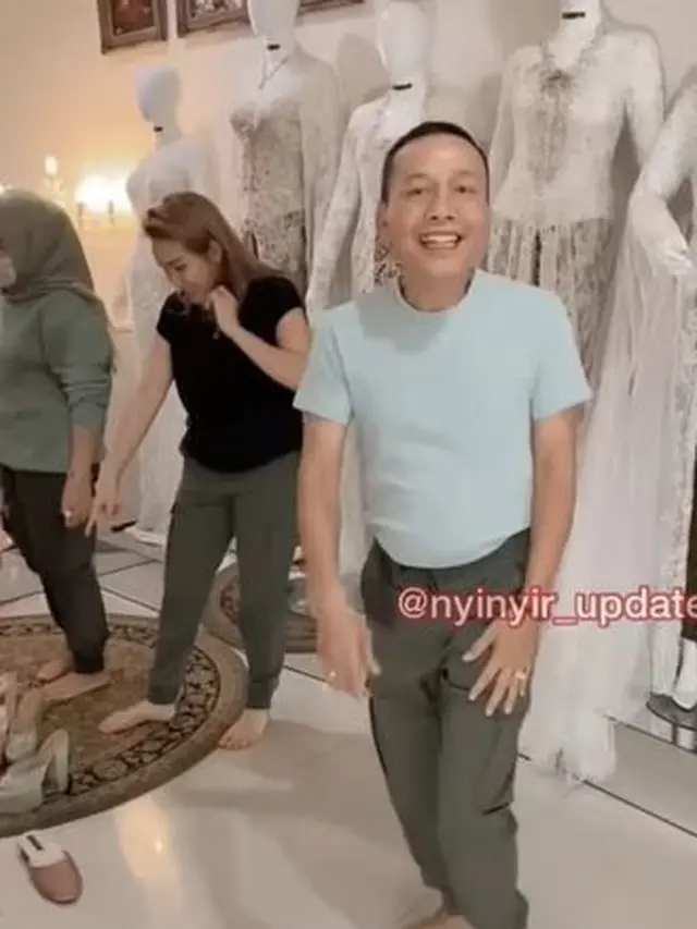 Ayu Ting Ting datangi butik pakaian pengantin