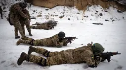 Menurut laporan yang diterbitkan Bloomberg, sebagian besar tentara tersebut berasal dari kelompok etnis di Rusia yang melakukan perjalanan melalui negara ketiga untuk bergabung dengan batalyon di Ukraina. (AP Photo/Efrem Lukatsky)