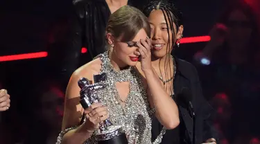 Taylor Swift menerima penghargaan pada ajang MTV Video Music Awards di Prudential Center, Newark, New Jersey, Amerika Serikat, 28 Agustus 2022. Taylor Swift memenangi penghargaan bergengsi 'Video of the Year' untuk All Too Well (10 Minute Version) (Taylor's Version). (Photo by Charles Sykes/Invision/AP)