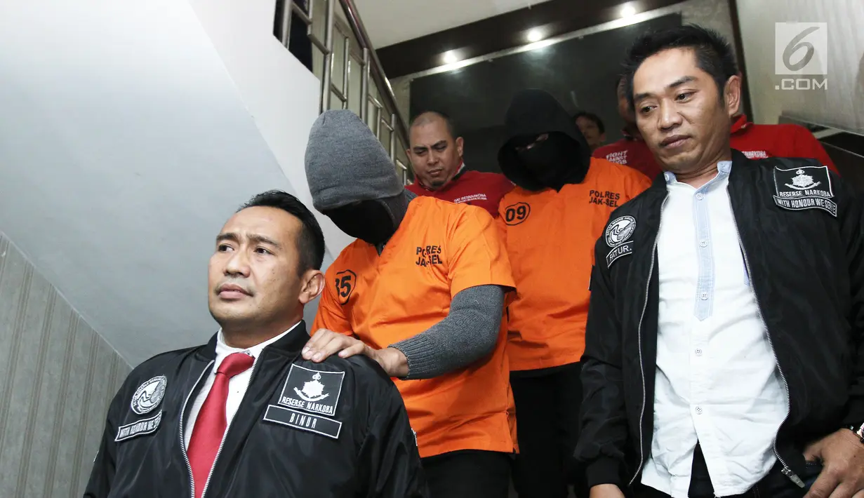 Tersangka DM dan DMT (Dominggus Marcello Tahitoe) saat di bawa pada rilis penangkapan narkoba di Polres Jakarta Selatan, Jumat (11/8). Ello ditetapkan sebagai tersangka kepemilikan narkoba 2 paket ganja dibawah 5 gram. (Liputan6.com/Herman Zakharia)