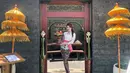 Meski sempat tutup pada November 2019 lalu, Tamara akhirnya kembali membuka warung makan Teh Manis pada 23 Desember 2019. Tamara pun menyambut pelanggannya dengan balutan kebaya Bali yang anggun dan menawan. (Liputan6.com/IG/@tamarableszynskiofficial)