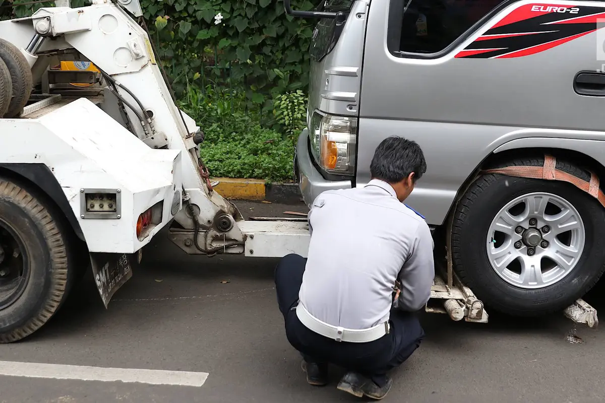 Nekat Parkir Sembarangan, Mobil-mobil di Tebet Diderek Petugas