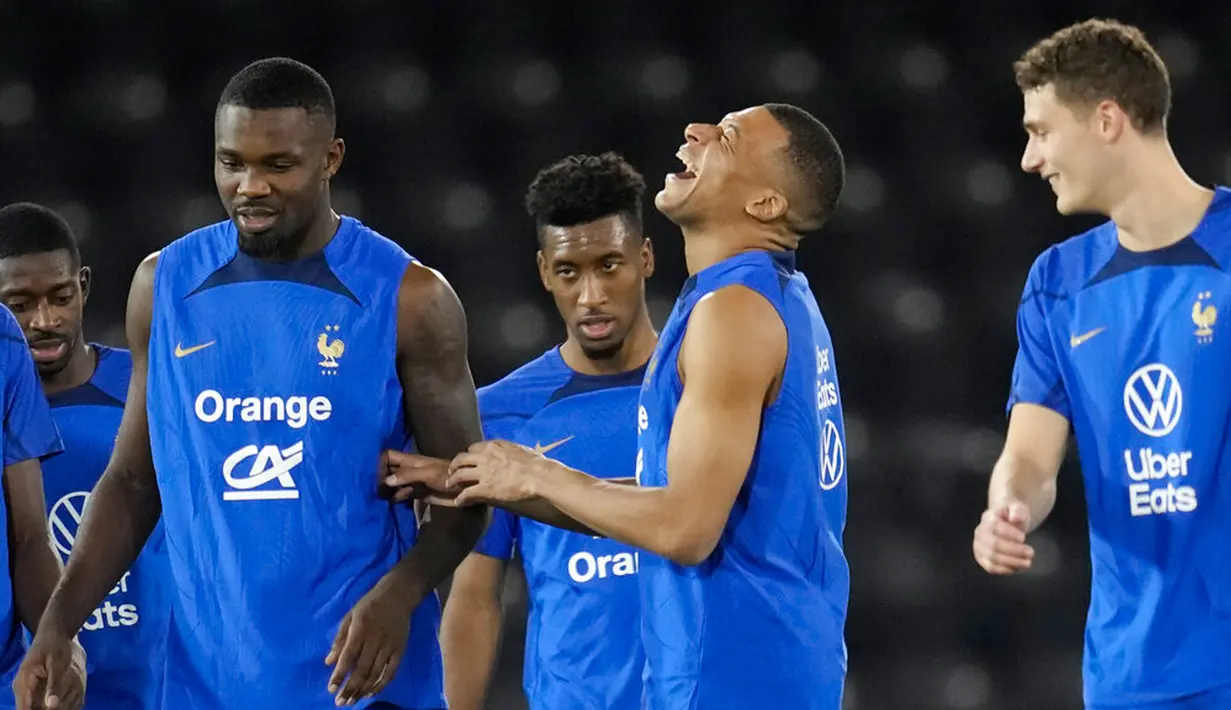 Pemain Prancis Kylian Mbappe (tengah) bercanda dengan Marcus Thuram (kiri) saat sesi latihan di Stadion Jassim Bin Hamad, Doha, Qatar, 28 November 2022. Prancis akan melawan Tunisia di Piala Dunia pada 30 November 2022. (AP Photo/Christophe Ena)