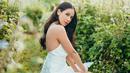 Tampil dalam balutan gaun backless putih, Estelle Linden terlihat begitu memukau. Pada pemotretan ini, dirinya juga tampil dengan makeup sederhana. (Liputan6.com/IG/@estelleelinden)