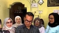 Suasai kamapnye di wilayah Rawa Mekar Jaya, Serpong, calon Wakil Wali Kota Tangerang Selatan (Tangsel), Pilar Saga Ichsan, menengok bayi laki-laki yang dilahirkan dari ibu yang menderita Orang Dengan Gangguan Jiwa (ODGJ). Nama Abdullah, diberikan Pilar untuk bayi malang yang kini dirawat sementara oleh warga sekitar.