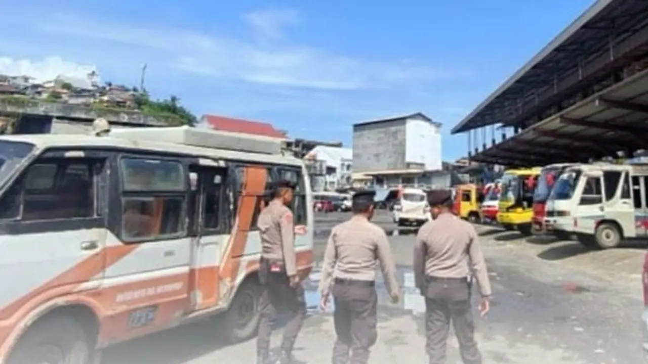 Personel Polresta Manado sementara menjalankan tugas pengamanan.