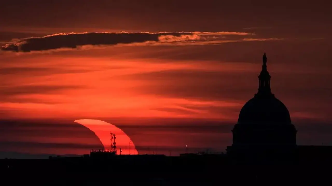 Gerhana Matahari di atas ibu kota AS, Washington DC, 10 Juni 2021 (Bill Ingalis NASA)