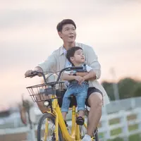 Membangun kedekatan dengan anak bukan berarti harus melakukan hal besar atau mahal. Justru lewat aktivitas kecil seperti bermain, menonton film, atau bahkan sekadar bercanda di rumah, seorang ayah bisa menunjukkan kasih sayang yang tak ternilai. (foto/dok: freepik/jcomp)