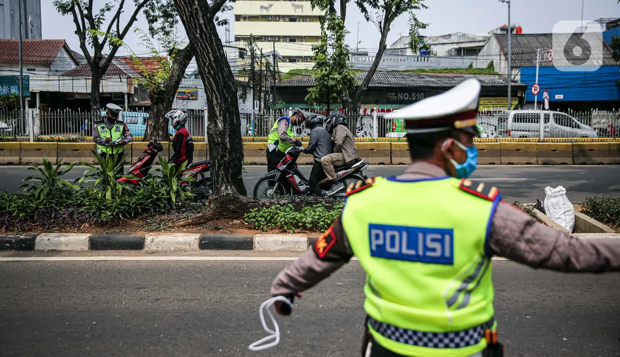 Polisi Lalu lintas memberhentikan dan memeriksa kelengkapan surat kendaraan saat Operasi Patuh Jaya 2020 di Jalan Letjen Suprapto, Jakarta, Kamis (23/7/2020). Operasi yang digelar Polda Metro Jaya hingga 5 Agustus ini untuk menertibkan masyarakat dalam berlalu lintas. (Liputan6.com/Faizal Fanani)