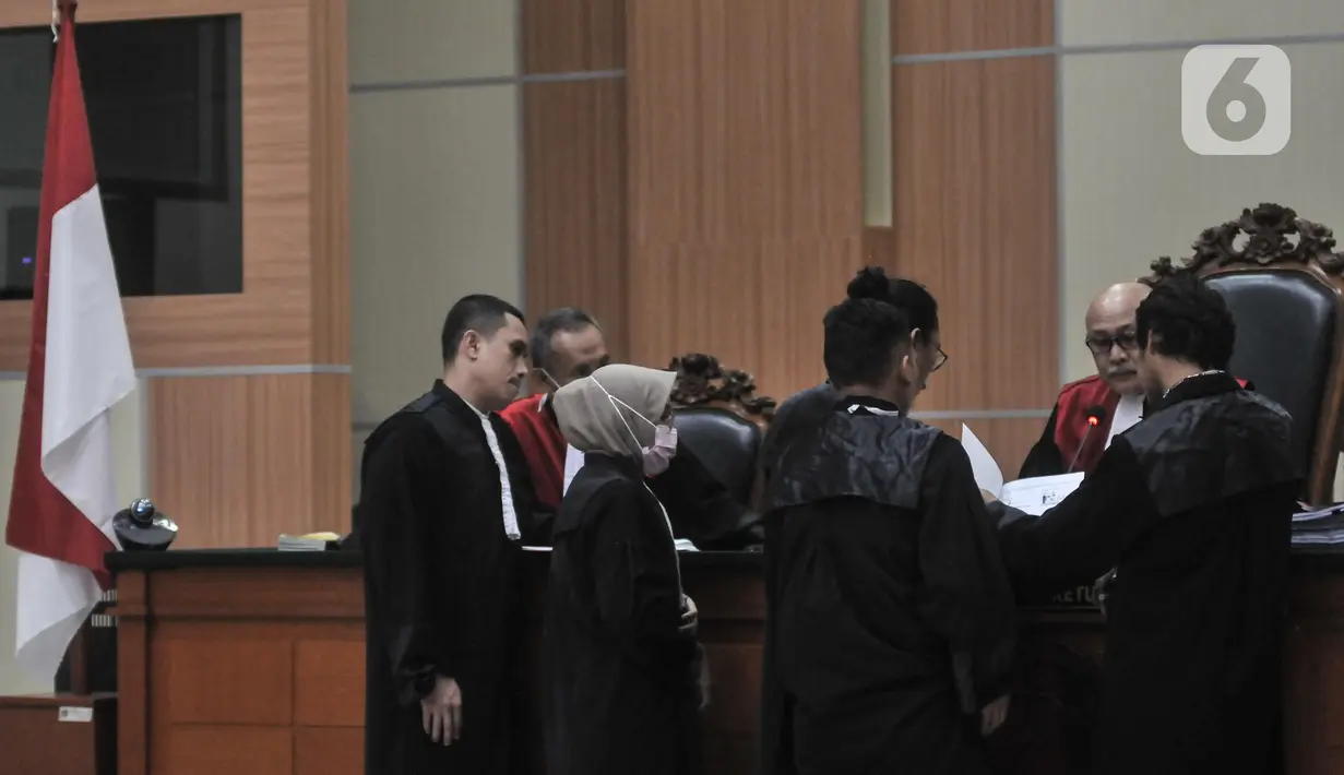 Permintaan jaksa itu disambut protes dari pendukung Haris dan Fatia. Kuasa hukum Haris mengaku keberatan jika hakim menunda jadwal sidang untuk mengikuti permintaan Luhut. (merdeka.com/Iqbal S. Nugroho)