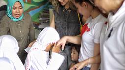 Artis Jessica Iskandar memberi santunan anak-anak rumah singgah Yayasan Bina Anak Pertiwi, Jakarta, Selasa (12/6). Jessica bercerita bahwa dirinya telah mengadopsi tiga anak berkebutuhan khusus dari yayasan yang berbeda. (Liputan6.com/Faizal Fanani)