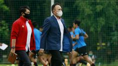 Ketua PSSI, Mochamad Iriawan didampingi Direktur Teknik PSSI, Indra Sjafri, saat mengunjungi sesi latihan pemain Timnas Indonesia di Lapangan D Senayan, Jakarta, Rabu, (10/2/2021). Latihan tersebut untuk persiapan SEA Games 2021 di Vietnam. (Bola.com/M Iqbal Ichsan)