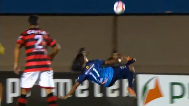 Gol Lionel Messi melawan Athletic Bilbao bersaing dengan gol milik Wendell Lira dari klub Goianesia di Serie D Liga Brasil untuk mendapat anugerah FIFA Puskas Award sebagai gol terbaik 2015.