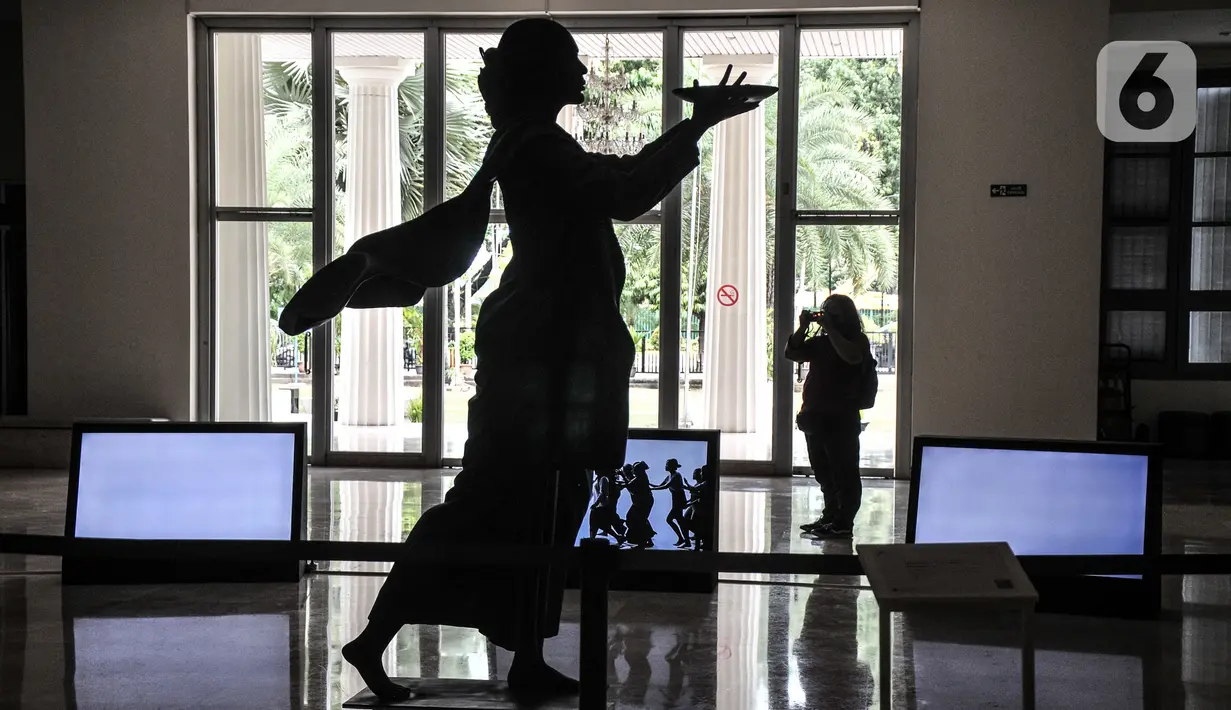 Pengunjung mengamati salah satu karya yang dipamerkan Jakarta Biennale 2021 di Museum Nasional, Jakarta, Selasa (23/11/2021). Jakarta Biennale kali ini mengangkat tema "Esok". (merdeka.com/Iqbal S. Nugroho)