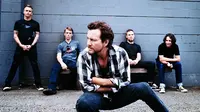 Suara Eddie Vedder yang cocok untuk berada di nada rendah malah terdengar keteteran saat menyanyikan Let It Go.