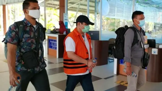 Bupati Bengkalis non aktif, Amril Mukminin, ketika dibawa petugas KPK dari Jakarta ke Pekanbaru.