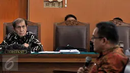 Hadi Purnomo memperhatikan keterangan saksi saat menjalani sidang di PN Jakarta Selatan, Rabu (4/11/2015). Sidang beragendakan Peninjauan Kembali (PK) oleh KPK terkait kasus dugaan korupsi permohonan keberatan pajak BCA. (Liputan6/Johan Tallo)