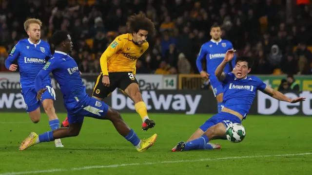 Foto: Penampilan Cemerlang Elkan Baggott saat Gilligham FC Kalah di Carabao Cup, Dapat Hadiah Tukar Kostum dari Hwang Hee-chan