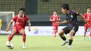 <p>Pemain Timnas Indonesia U-17, M Givary Lotra Widianto (kiri), mengontrol bola dibayangi pemain Timnas Korea Selatan U-17, Seo Jeonghyeok, dalam pertandingan uji coba yang berlangsung di Stadion Patriot Candrabhaga, Bekasi, Rabu (30/8/2023). (Bola.com/Abdul Aziz)</p>