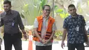Kepala Bidang Perikanan Tangkap DKP Pemprov Kepri, Budi Hartono (tengah) tiba untuk menjalani pemeriksaan di Gedung KPK, Jakarta, Selasa (6/8/2019). Budi Hartono diperiksa sebagai tersangka kasus suap izin reklamasi di Kepri. (merdeka.com/Dwi Narwoko)