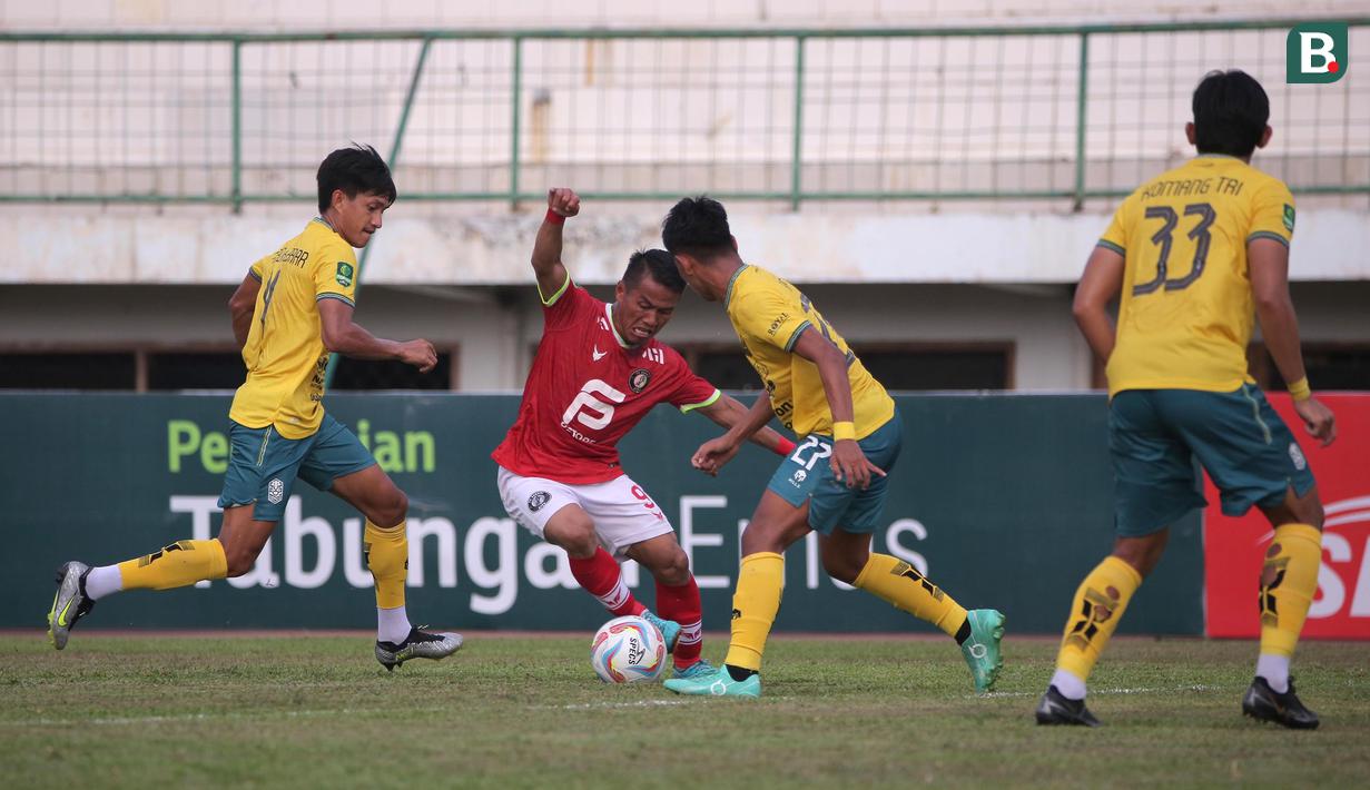 <p>Pemain FC Bekasi City, Ghozali Siregar (tengah) berusaha melewati dua pemain Nusantara United FC pada laga lanjutan Grup B Pegadaian Liga 2 2023/2024 di Stadion Singaperbangsa, Kabupaten Karawang, Jawa Barat, Minggu (12/11/2023). (Bola.com/Ikhwan Yanuar)</p>