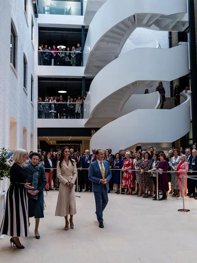 Momen Langka Kate Middleton Jalan Bareng Putri Anne, Cantik dengan Busana Nude Seharga Rp6jutaan