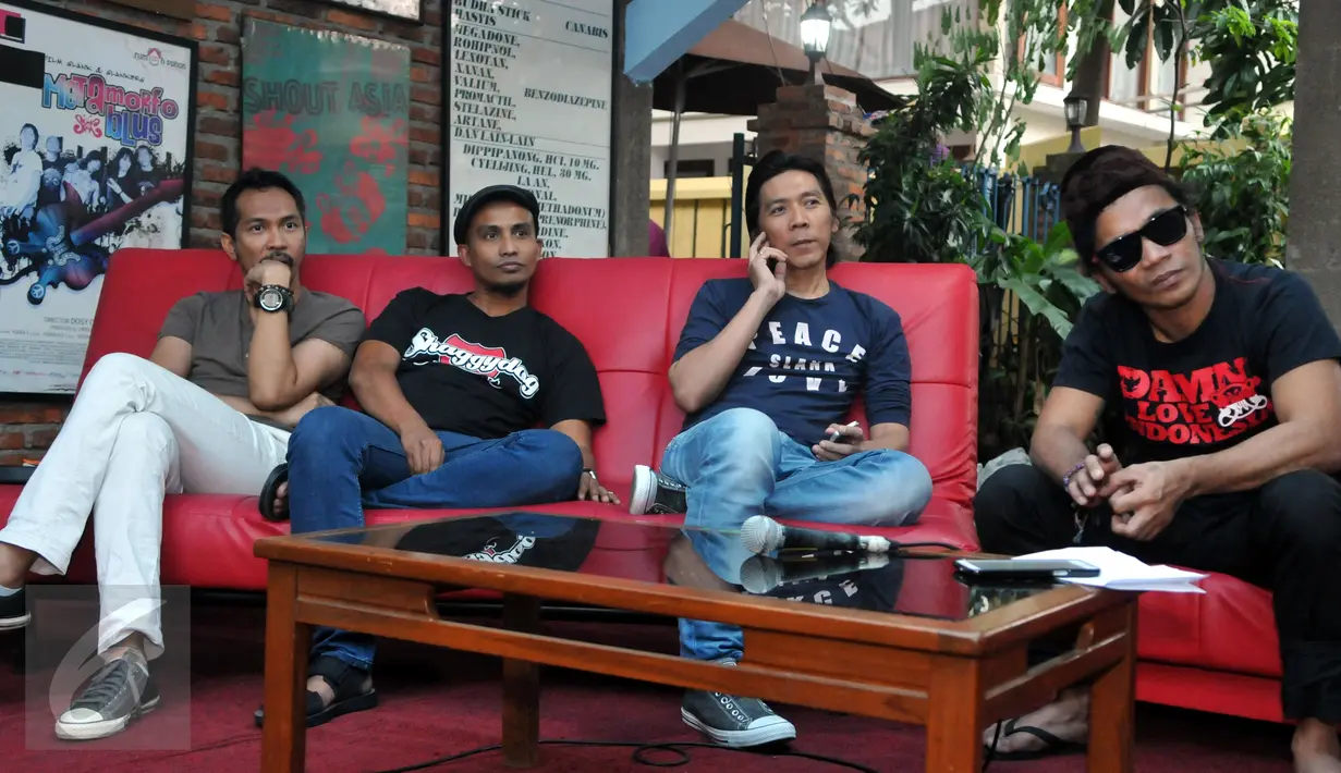 Slank menggelar konferensi pers terkait peluncuran single terbaru mereka bertajuk “Halal”, Jakarta, Rabu (24/6/2015). Single Halal adalah lagu reliji Slank yang berisi ajakan untuk tidak korupsi (Liputan6.com/Panji Diksana)