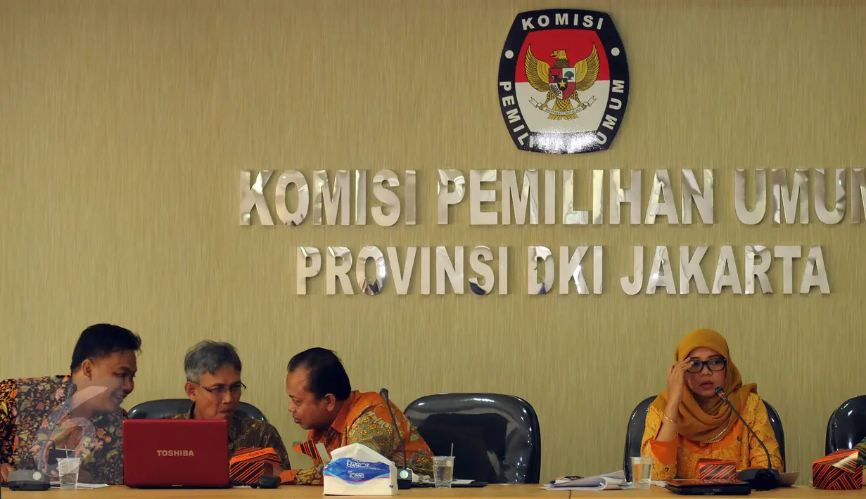 Komisioner bidang Pencalonan dan Kampanye KPU DKI Jakarta, Dahliah Umar (kanan) menjelaskan tata cara pendaftaran calon Gubernur dan Wakilnya dari partai politik saat rapat koordinasi bersama di Jakarta, Rabu (24/8). (Liputan6.com/Helmi Fithriansyah)
