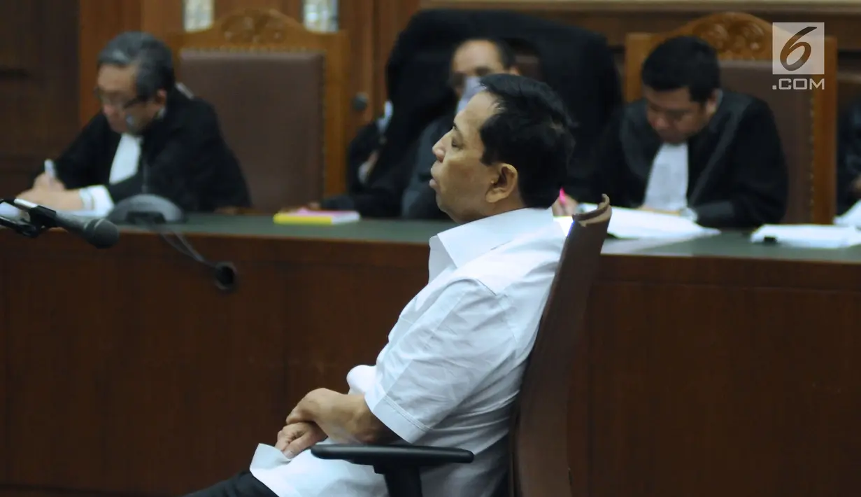 Terdakwa korupsi proyek E-KTP Setya Novanto memejamkan mata saat mengikuti sidang perdana di Pengadilan Tipikor, Jakarta, Rabu (13/12). Sidang mendengarkan pembacaan dakwaan oleh JPU KPK setelah mengalami skors. (Liputan6.com/Helmi Fithriansyah)
