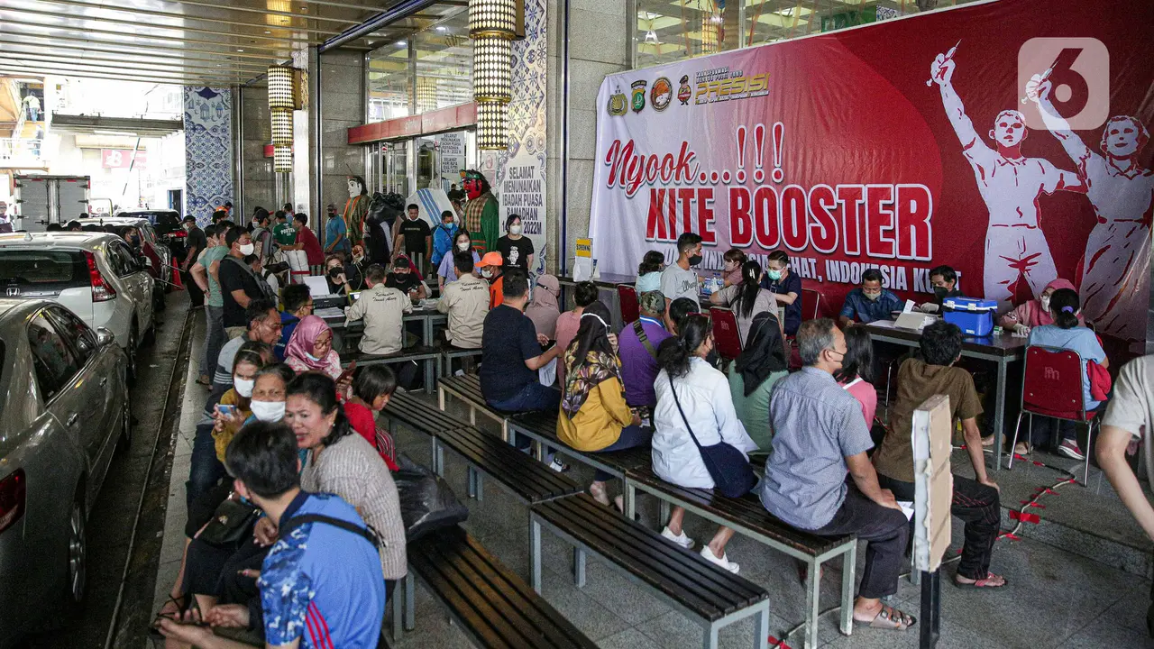 FOTO: Pedagang Pasar Tanah Abang Jalani Vaksinasi Booster COVID-19