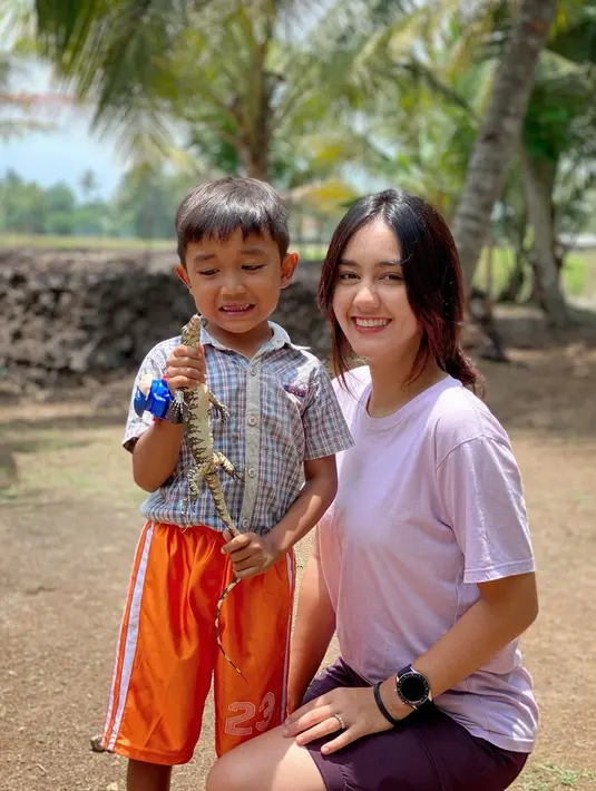 Kedekatan Jodilee Warwick dengan para bocah saat berpetualang ini patut diacungi jempol. Ia yang gampang berbaur ini membuat aura positif yang ia pancarkan kian terlihat. Sosok yang ramah dan murah senyum menjadi daya tarik Jodilee Warwick. (Liputan6.com/IG/@jodileewarwick)