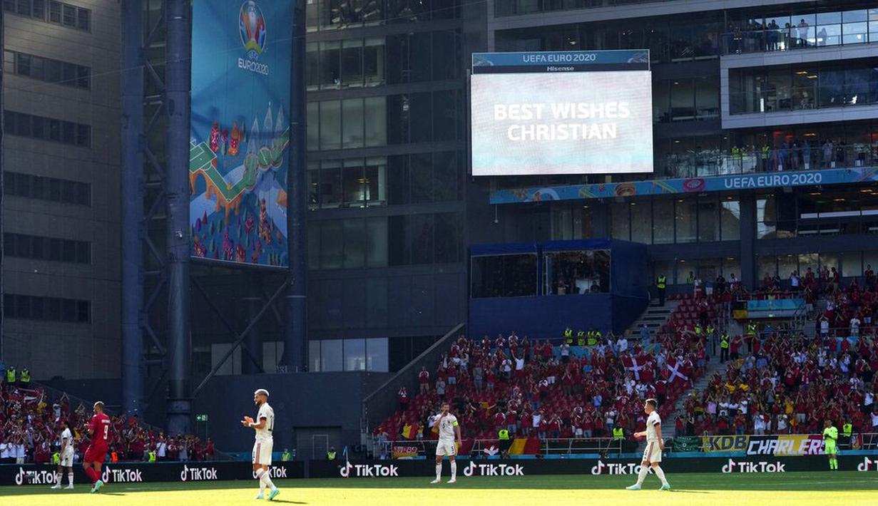 Kini, Eriksen sedang berada di rumah sakit. Meski kondisinya telah stabil namun ia akan segera melakukan pemasangan alat bantu jantung sebagaimana rekomendasi para dokter. (AP Photo/Martin Meissner, Pool)