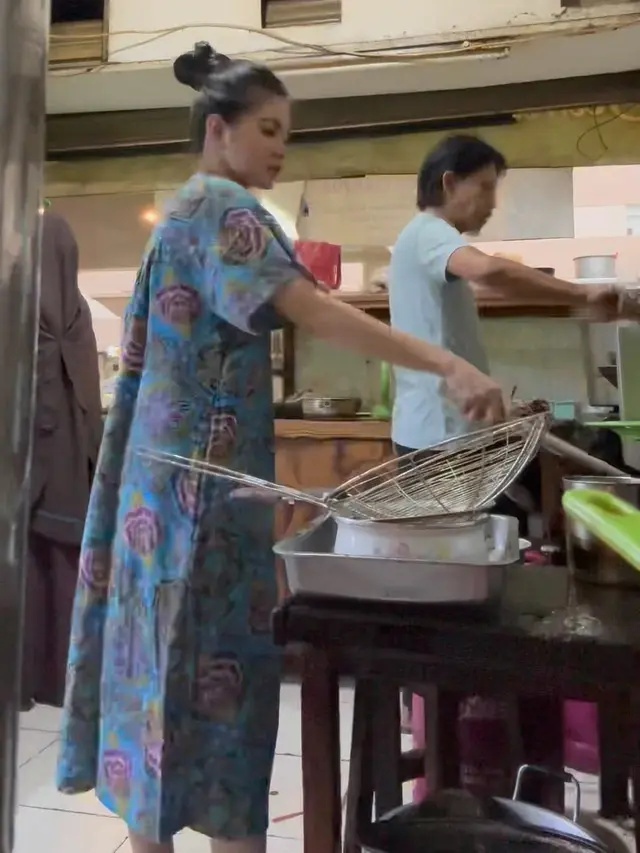 Epy Kusnandar jualan makanan di kantin apartemen (https://www.instagram.com/p/C2BWihlP0AN/)