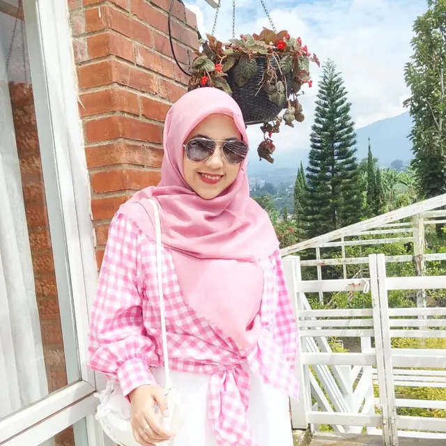6 Potret Santi Asokamala Istri Mark Sungkar, Terpaut Usia 45 Tahun dengan Suami