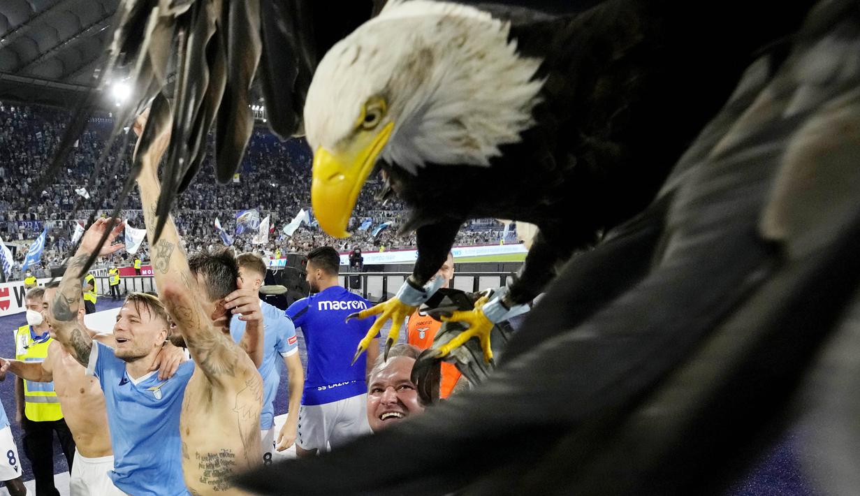 Perayaan luar biasa diperlihatkan Lazio usai berhasil menundukkan rival sekotanya yakni AS Roma pada laga Serie A Italia. (AP/Andrew Medichini)