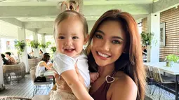 Di momen tersebut, Marion membagikan potret cantiknya saat menggendong baby Kamari. Tampak bocah yang sebentar lagi segera berusia 1 tahun itu tertawa ceria memperlihatkan giginya. Dengan gaya rambut khasnya yang diikat satu ke atas membuatnya terlihat sangat menggemaskan. (Liputan6.com/IG/@lalamarionmj)